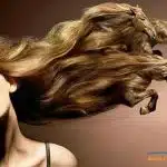 اسپری کردن عطر به مو